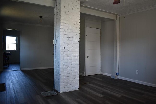 Building Photo - 38 Rowe St