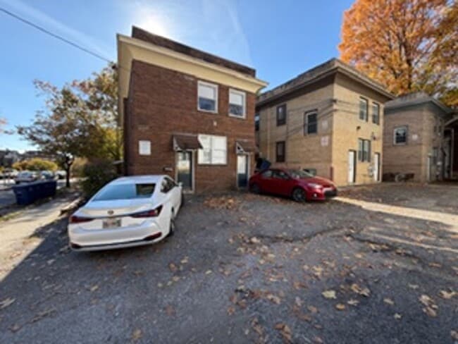 Building Photo - 2065 Summit St