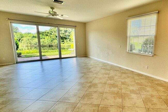Building Photo - 647 SW Glen Crest Way