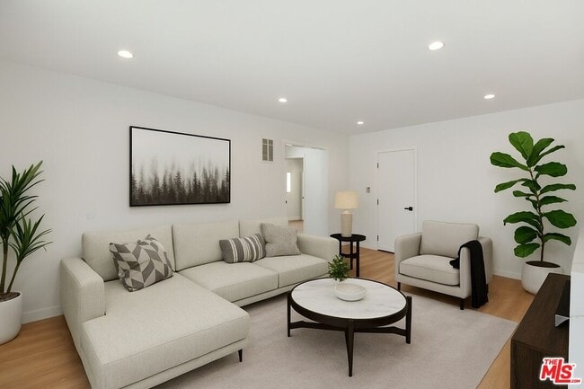 Building Photo - 352 S Doheny Dr