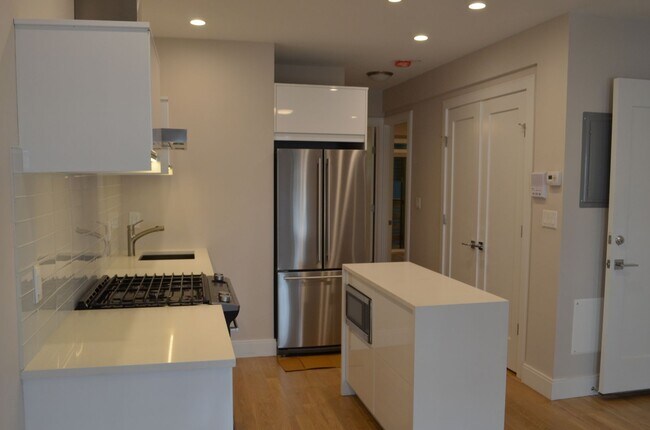 Building Photo - 54 Saxton St