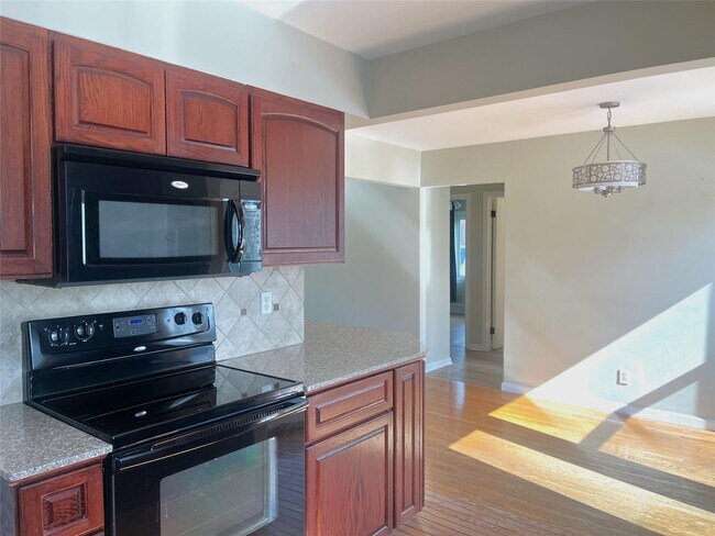 Foto del edificio - 15859 Buckingham Ave