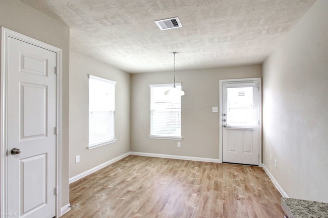 Building Photo - 822 Robillard Ln