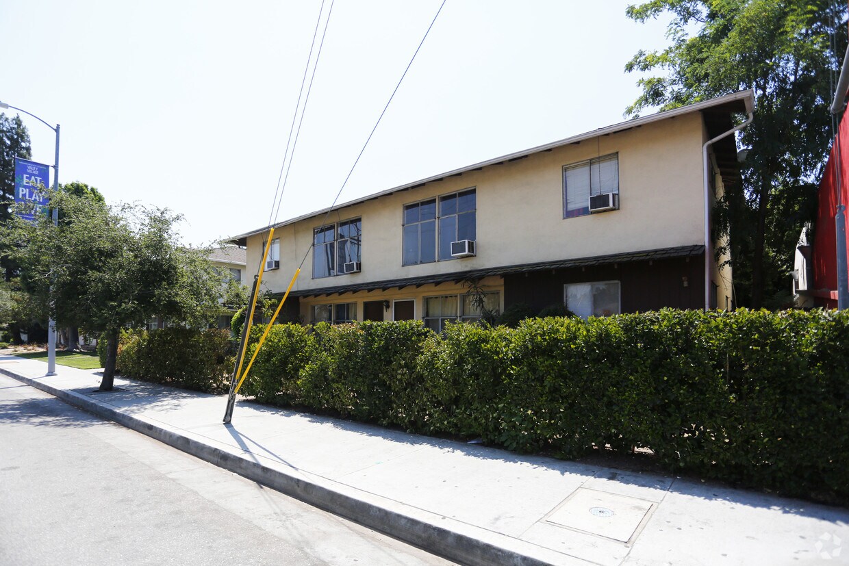 Building - 11678 Magnolia Blvd