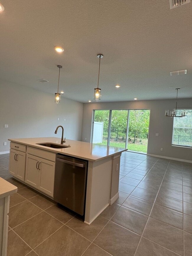 Building Photo - GREAT TOWNHOUSE  3 BEDROOM 2.5 BATHROOM  IN ASTERA