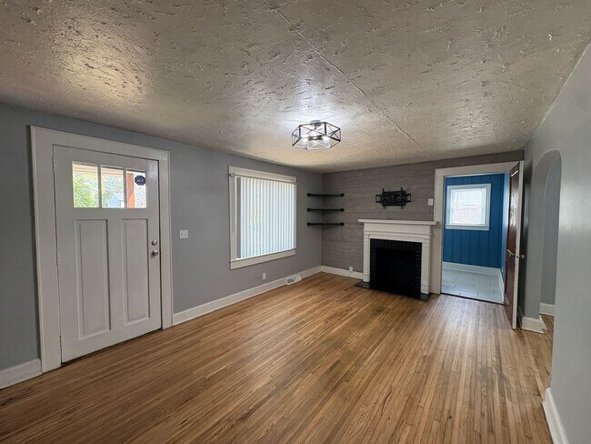 Foto del edificio - Charming 2/2 With Fenced In Backyard Move In Ready Now!