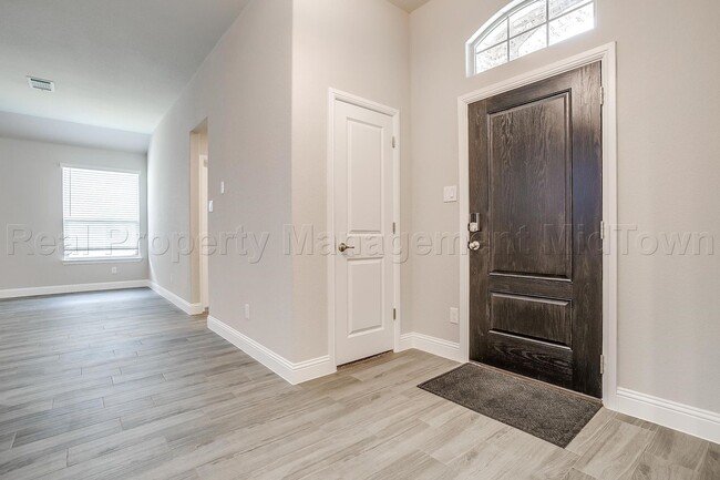 Foto del edificio - CHARMING, 2022 NEWLY BUILT BEAUTIFUL 4 BD,...