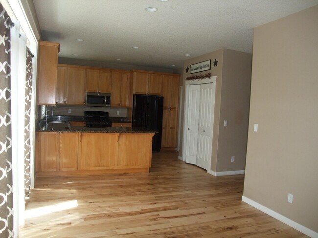 Building Photo - Spacious 5 bedroom 3 bath home near a park in SE Albany