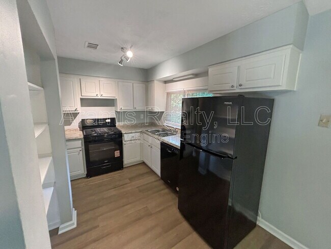 Foto del edificio - 9241 Woodhill Ln