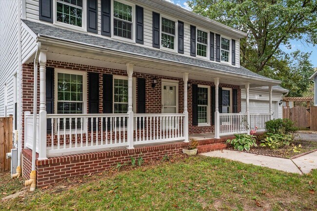 Building Photo - Charming Colonial in Elmhurst Station