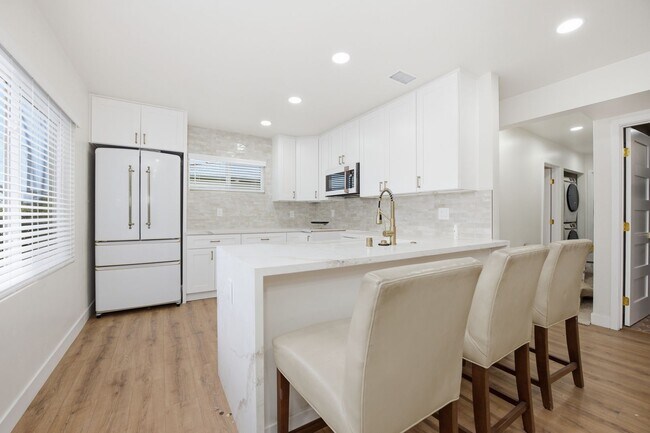 Foto del edificio - Brand new remodel!