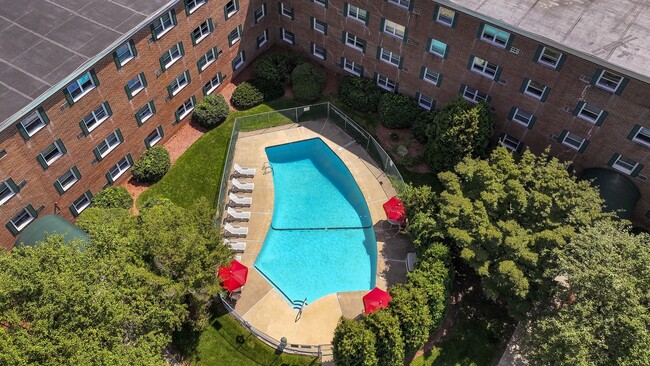 Sparkling Pool - Eastview Apartments