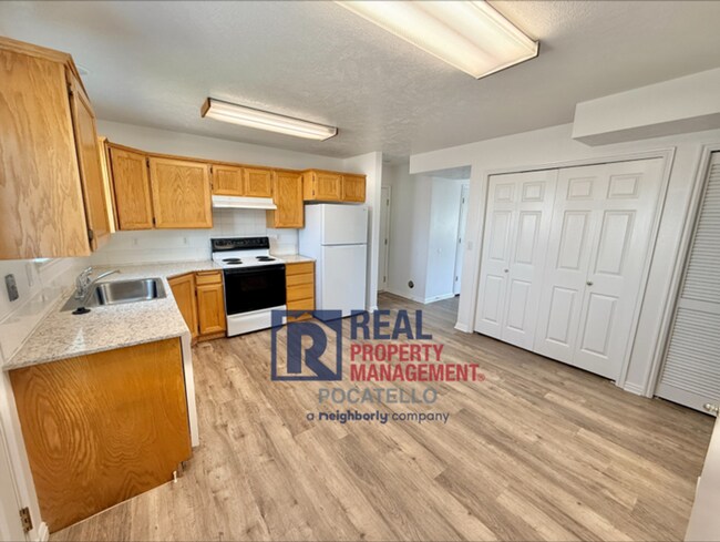 Foto del edificio - 3 Bedroom 1.5 Bath Apartment - 1 car garage
