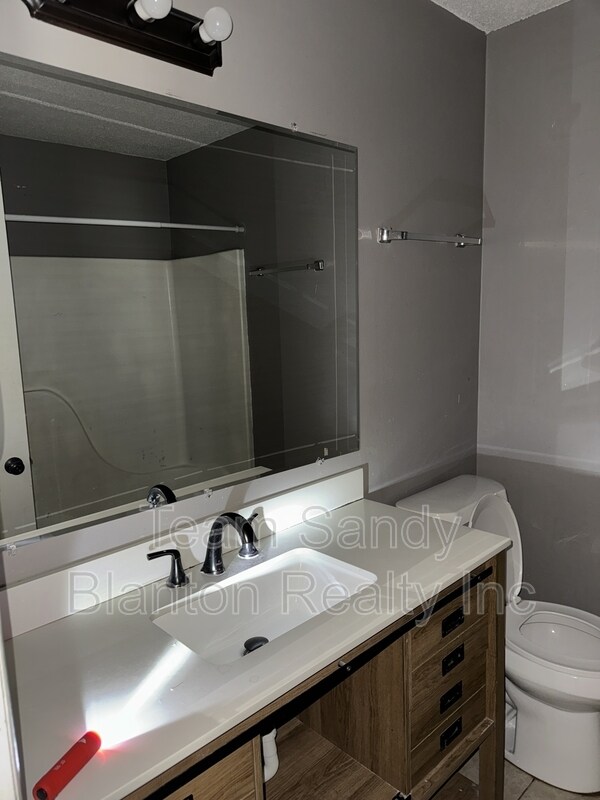 Foto del edificio - 8480 Laredo St