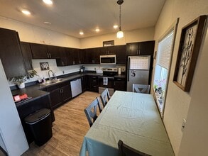 Building Photo - 458 N Creek Dr