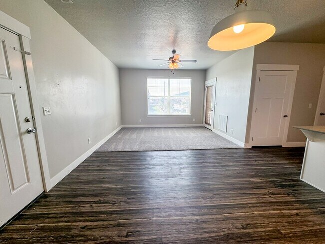 Foto del edificio - 2178 W Main St
