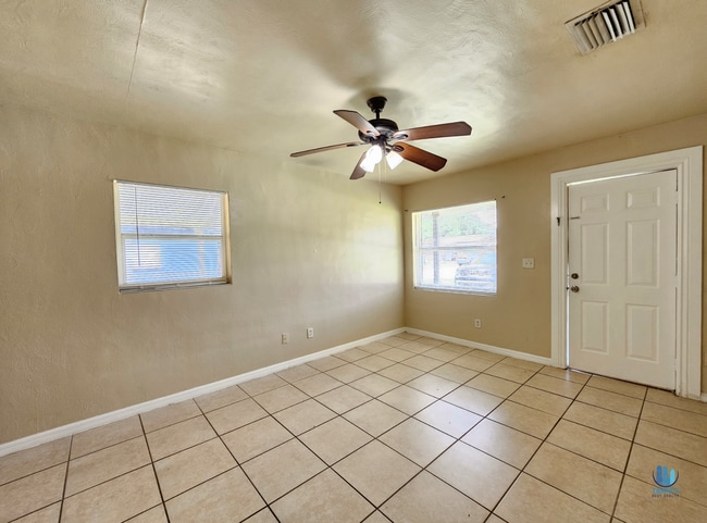 Building Photo - ADORABLE 3 Bedroom, 1 Bathroom House avail...