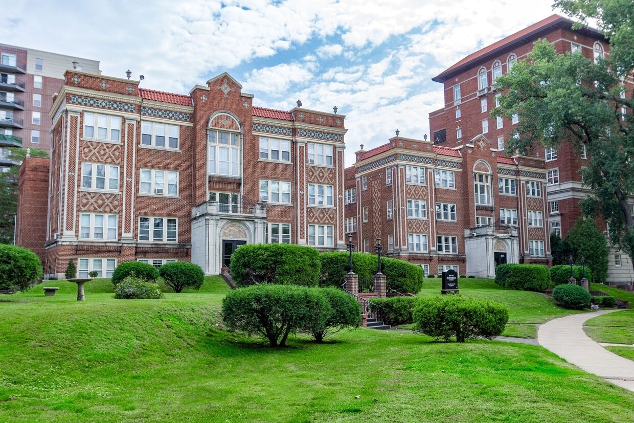 Primary Photo - Calhoun Beach Apartments