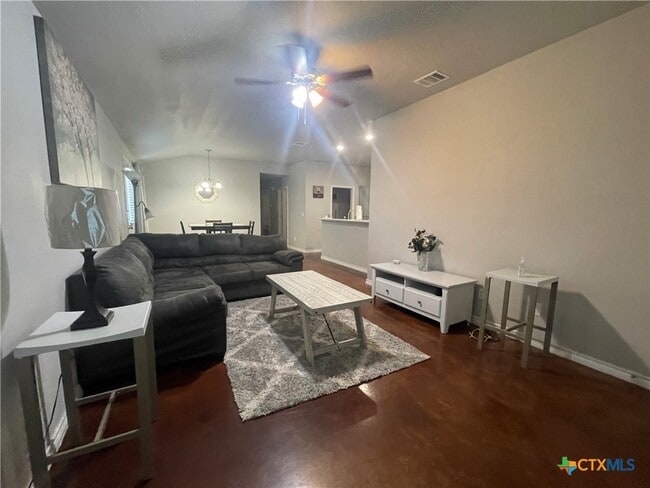 Foto del edificio - 318 Lowes Blvd