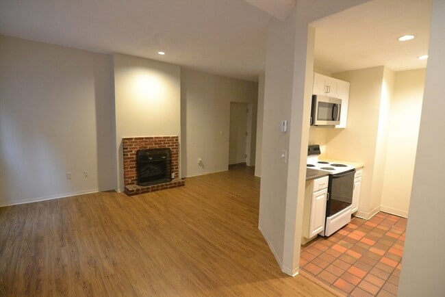 Building Photo - 67 St Germain St