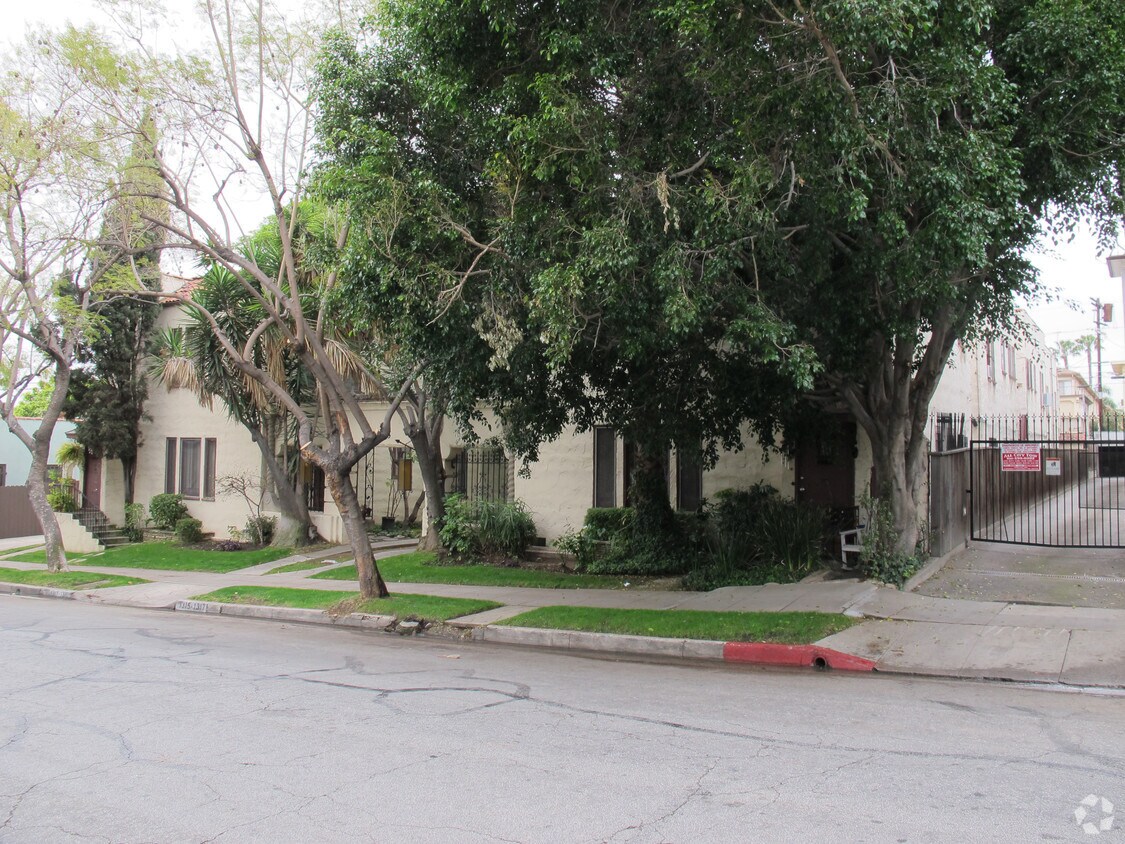 Foto del edificio - 1311-1317 N Hayworth Ave