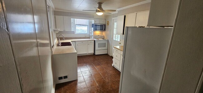 Foto del edificio - 3 bedroom, 1.5 bath, 2 story single family house