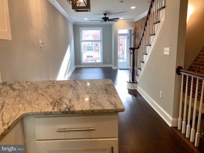 Foto del edificio - 632 S Decker Ave