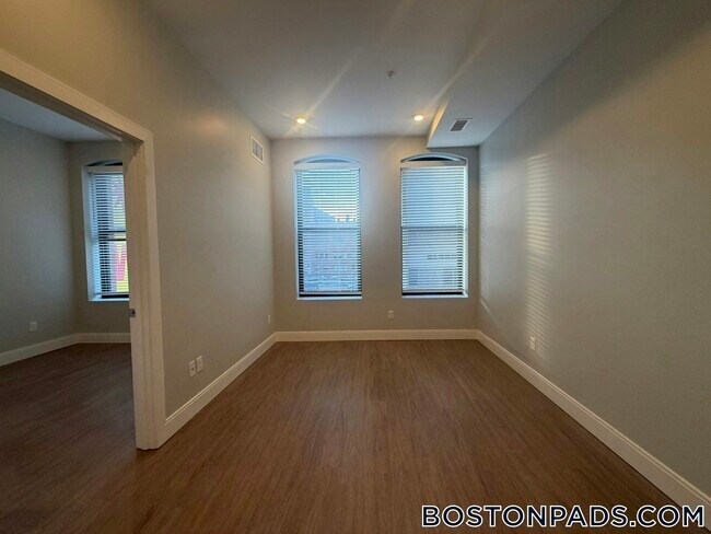 Building Photo - 517 Main St