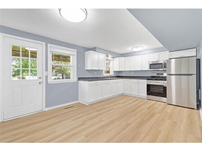 Foto del edificio - 6040 Hemlock Ln N