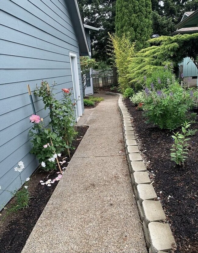 Foto del edificio - $1,850 - Two-Story, Two Bedrooms, One Bath Duplex, Close To Park, Ready To Lease