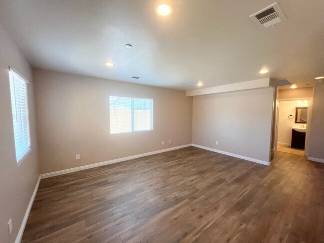 Foto del edificio - 621-623 W Imperial Hwy