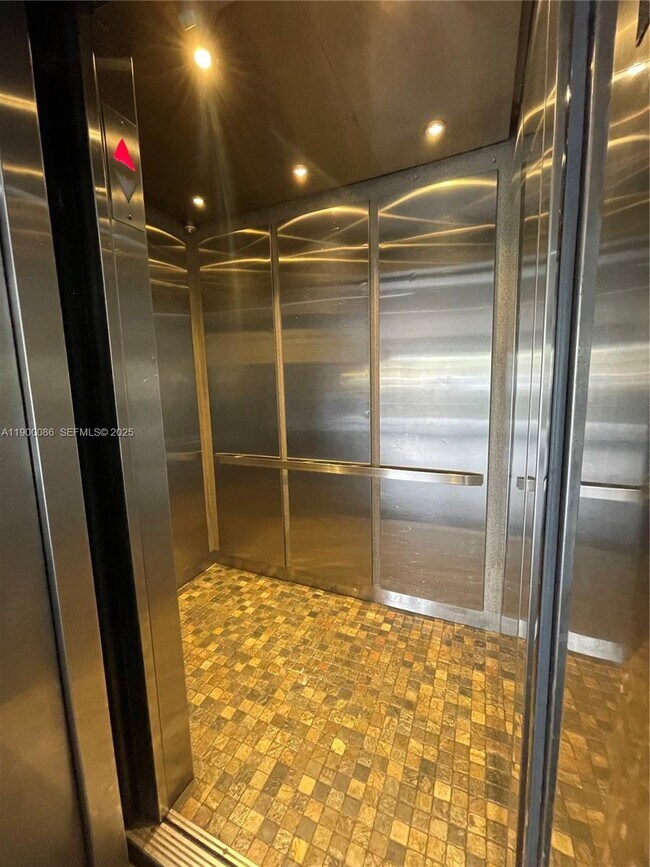 Foto del edificio - 1300 Lincoln Rd