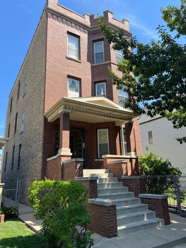Building Photo - 4822 W Berteau Ave