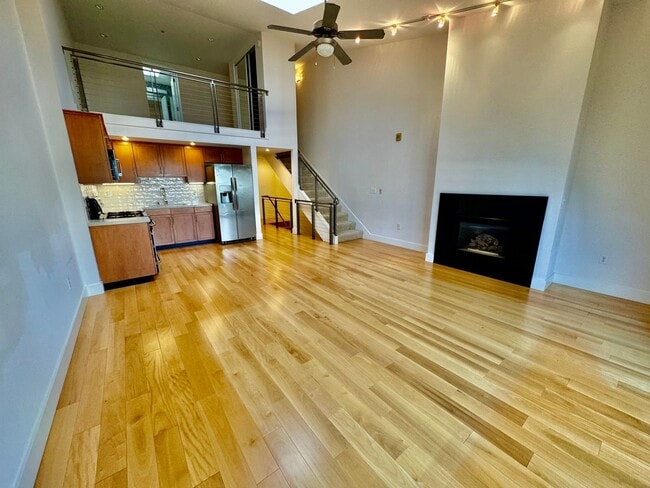 Building Photo - Tri-Level 1 Bed + 1 Loft / 2.5 Bath Condo ...