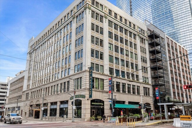 Building Photo - 705 Main St