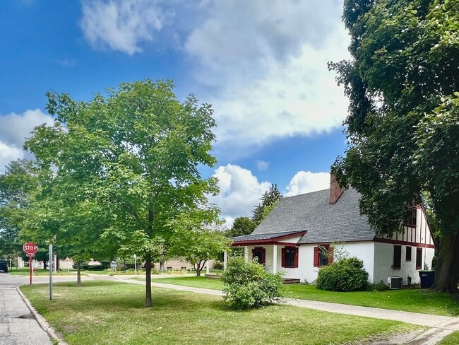 Building Photo - The Ideal TC Downtown Retreat