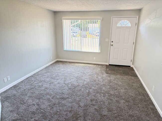 Foto del edificio - Updated 2 bedroom 1 bathroom dulpex in Springfield!