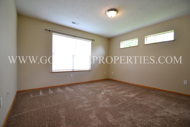 Building Photo - 3 bedroom, 2.5 Bath Townhome in Urbandale