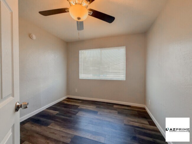 Foto del edificio - FREE FIRST MONTH'S RENT MOVE IN SPECIAL!  Inviting 1/1 Phoenix Triplex Unit with Modern Upgrades!