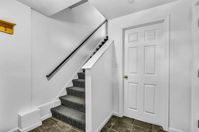 Building Photo - 555 Main St