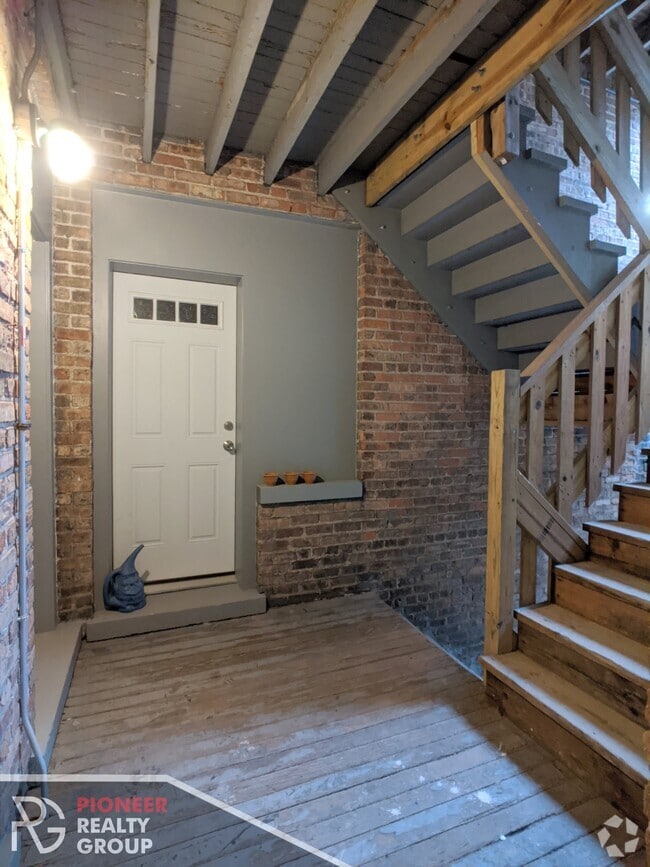 Building Photo - 423 W Belden Ave