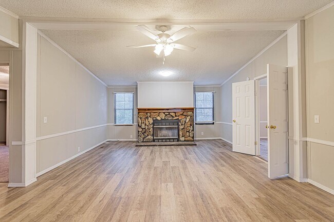 Building Photo - Large Mobile Home Close to Furman and Cher...