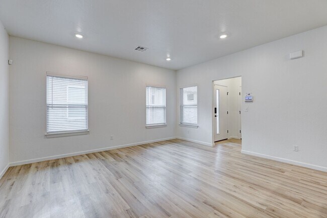 Foto del edificio - Stunning Brand New Duplex with Private Backyard in Edmond!