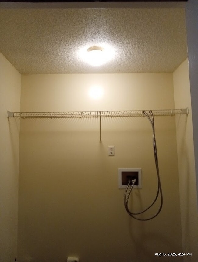 Laundry hook-ups - 2929 Spring St