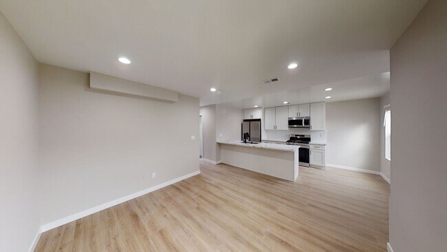 Building Photo - 5117-5119 E Falls View Dr