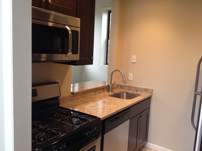 Building Photo - 234 W Clarke Ave