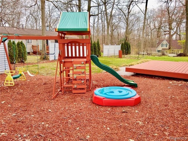 Building Photo - 8006 Crescent Dr