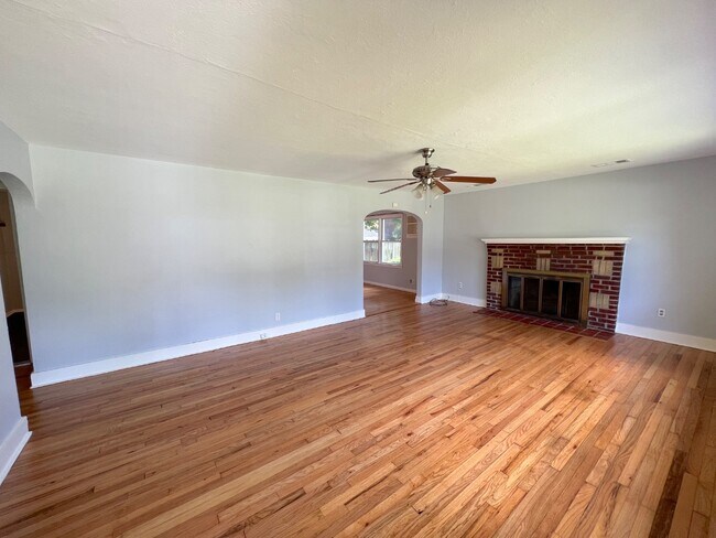 Foto del edificio - 2301 E 37th St