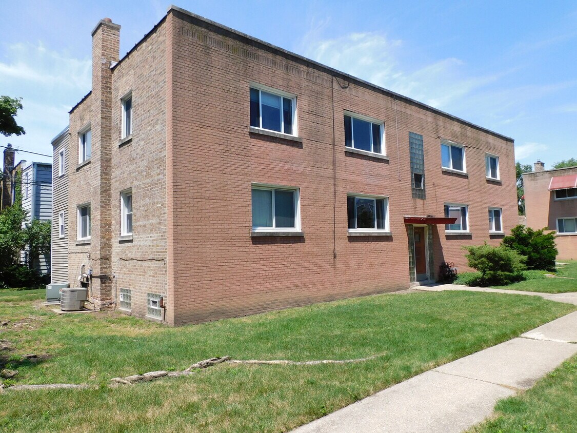 Primary Photo - 2440 W Berwyn Ave