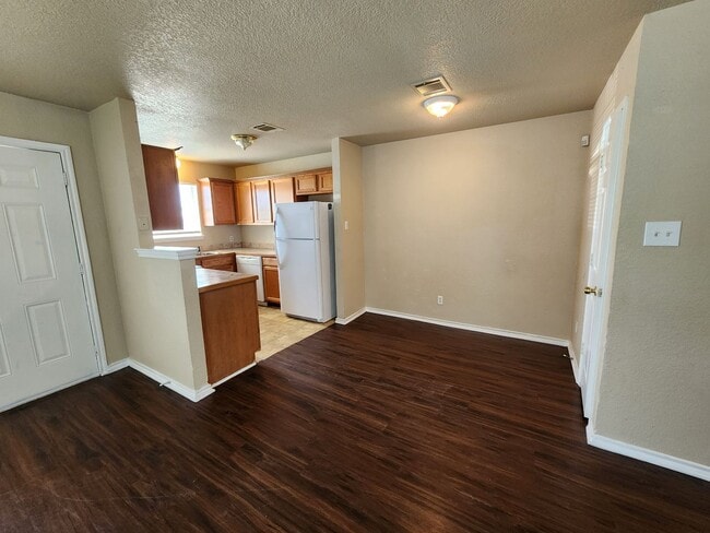 Building Photo - Roomy 3 Bedroom Duplex In South Fort Worth